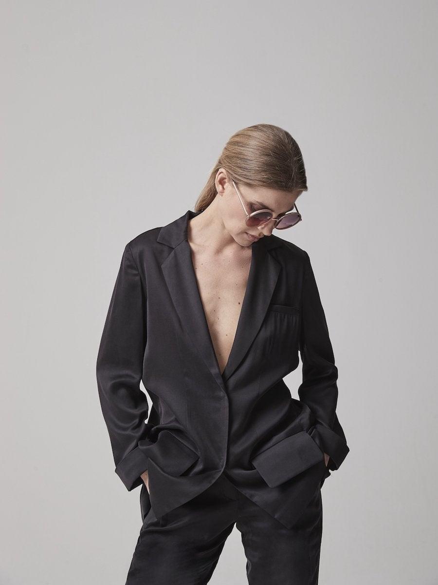 Locker geschnittener Blazer aus fließendem Tencel, aufgesetzten Taschen und einem hohen Schlitz am Rücken