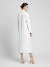 Midi Hemdkleid aus Viskose mit Stehkragen, versteckter Knopfleiste und einem seitlichen Schlitz.