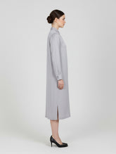 Midi Hemdkleid aus Viskose mit Stehkragen, versteckter Knopfleiste und einem seitlichen Schlitz