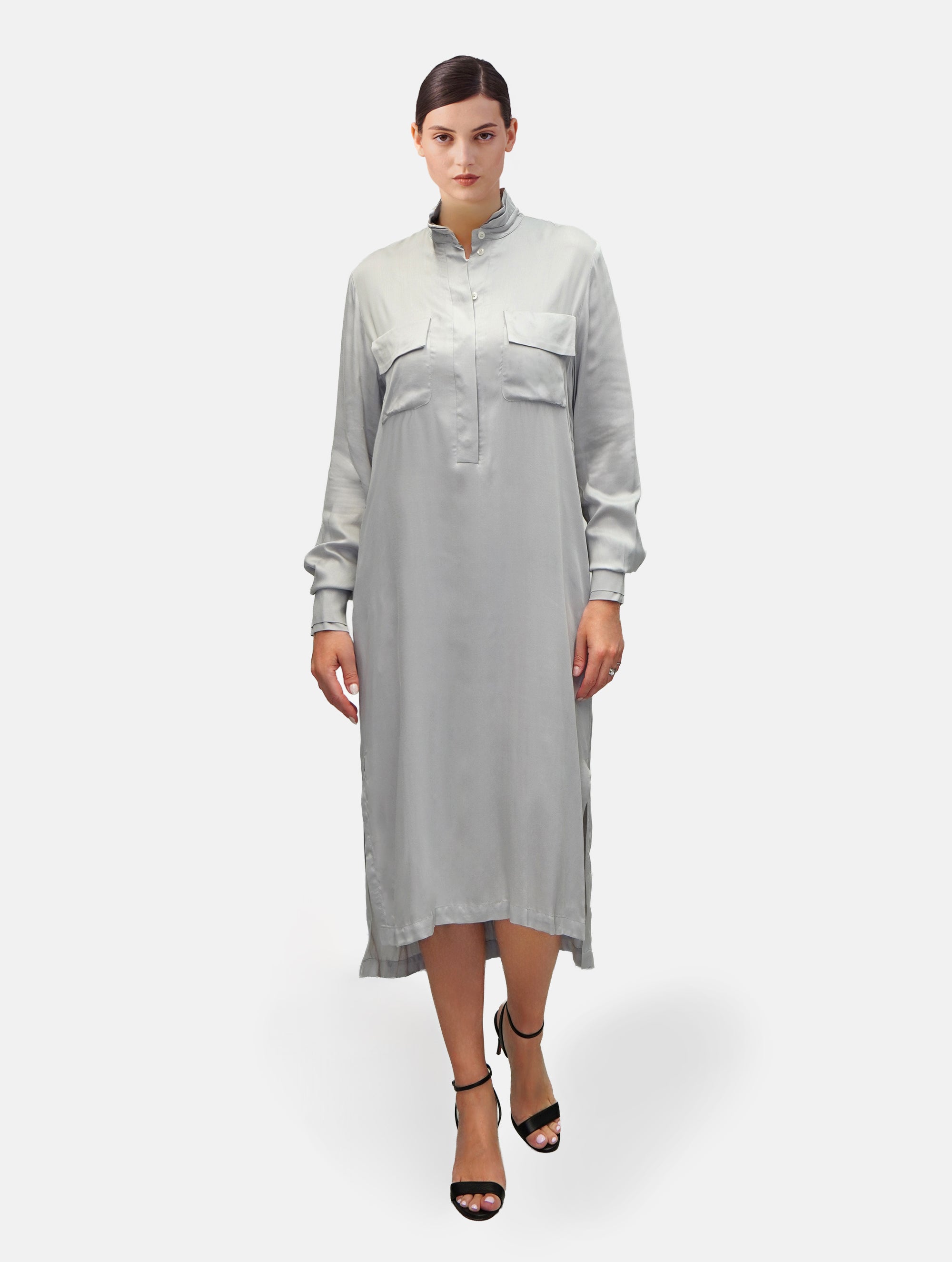 Midi Hemdkleid aus Viskose mit Stehkragen, versteckter Knopfleiste und einem seitlichen Schlitz