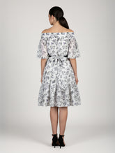 Midi-Kleid aus Premium-Baumwolle mit Carmen Ausschnitt und einem Gürtel auf der Rückseite zum Binden.