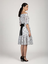 Midi-Kleid aus Premium-Baumwolle mit Carmen Ausschnitt und einem Gürtel auf der Rückseite zum Binden.