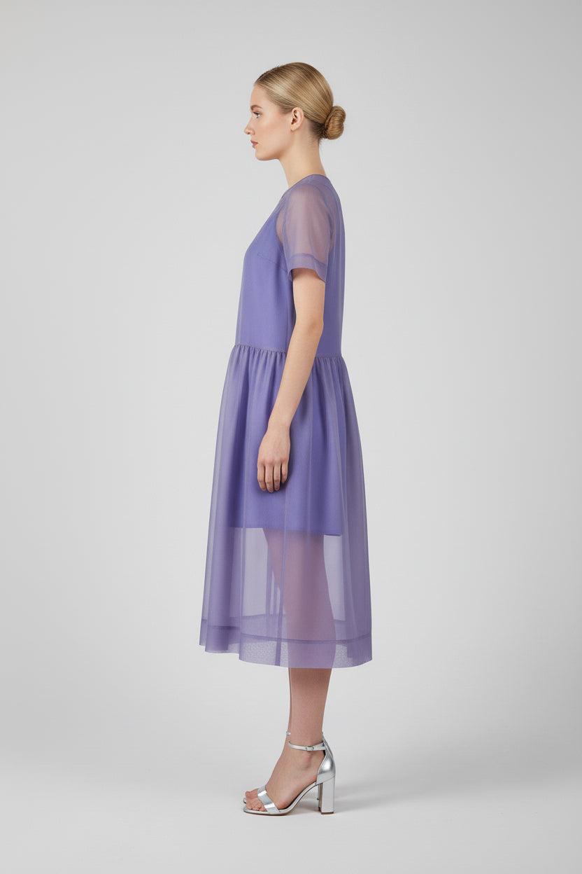 Midi-Kleid aus hochwertiger Organzaseide, kunstvollen Biesen im Brustbereich und passendem Unterkleid aus Viskose-Seiden Mix