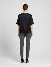 Locker geschnittene Kurzarmbluse aus einer luxuriösen Viskosemischung mit weit ausgeschnittenem V-Ausschnitt.