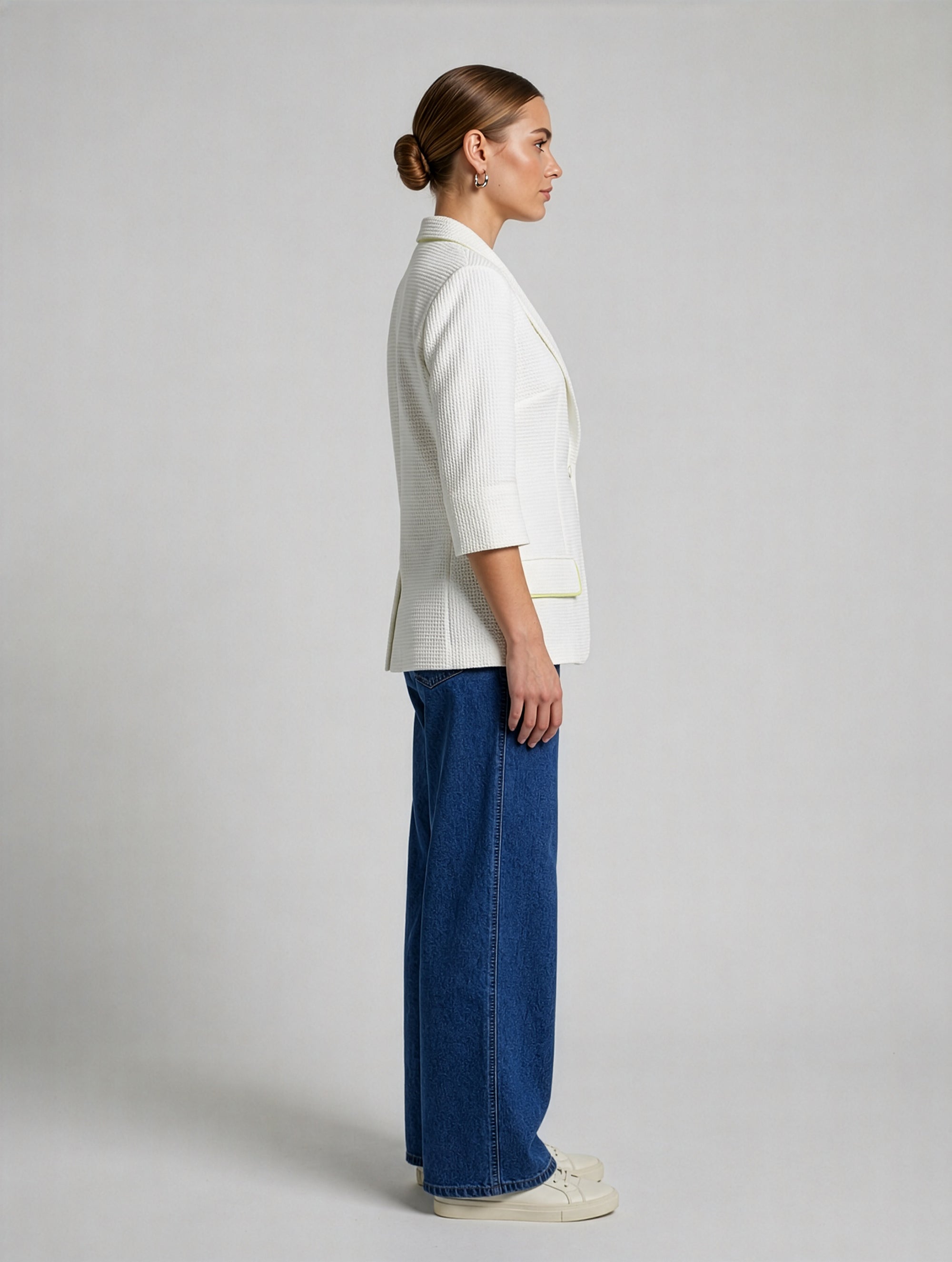 Leichter, figurbetonter Sommerblazer aus weißem Baumwoll-Waffelpiqué mit frischen limefarbenen Details. Ungefüttert, nahezu knitterfrei und Teil unserer Reborn Linie.