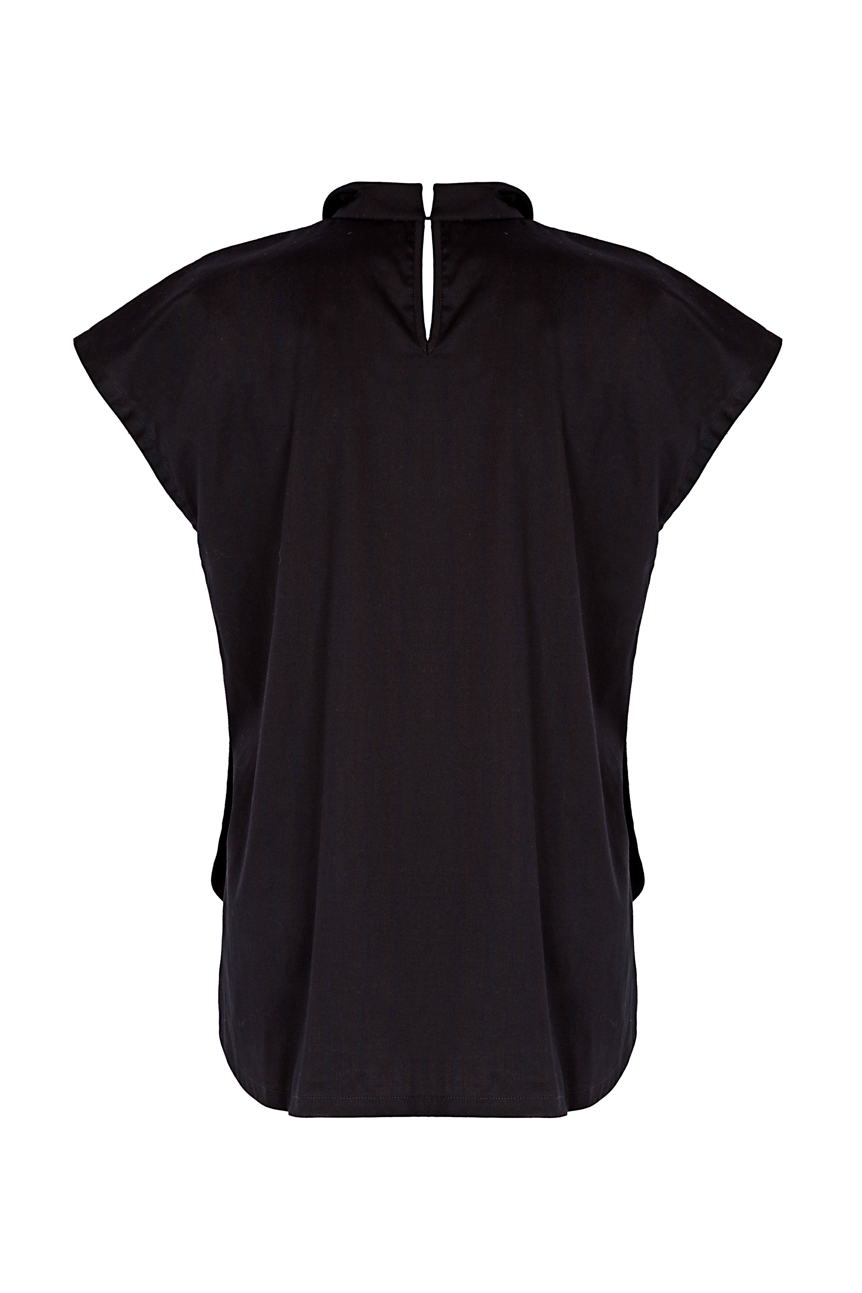 Schwarze, ärmellose Bluse mit Flügelkragen und Knöpfen auf der Vorderseite neben der Seitennaht.
