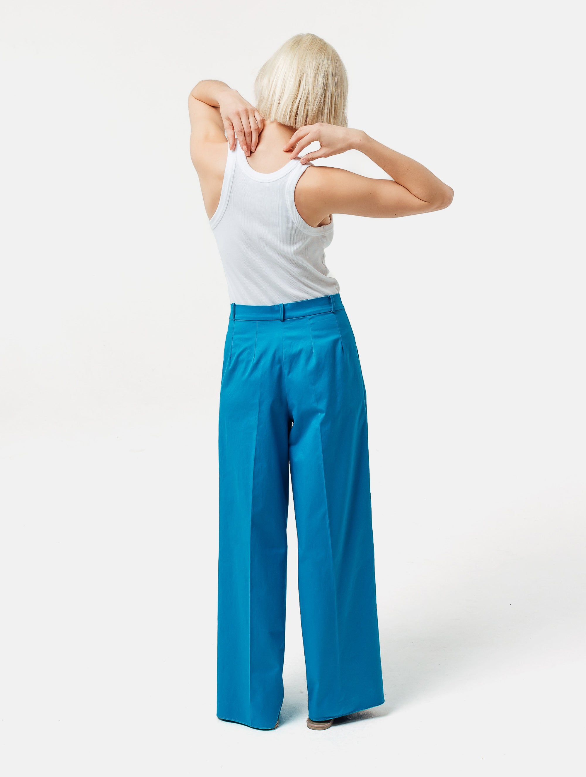 Lockersitzende Baumwollhose in Cyanblau mit weitem Bein und bequemer Passform. Der Hochbund sorgt für eine schmeichelhafte Silhouette.