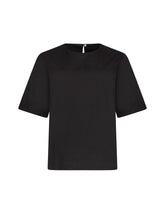 Hochgeschlossene Bluse aus Baumwolle im T-Shirt-Stil mit Knopfverschluss auf der Rückseite.