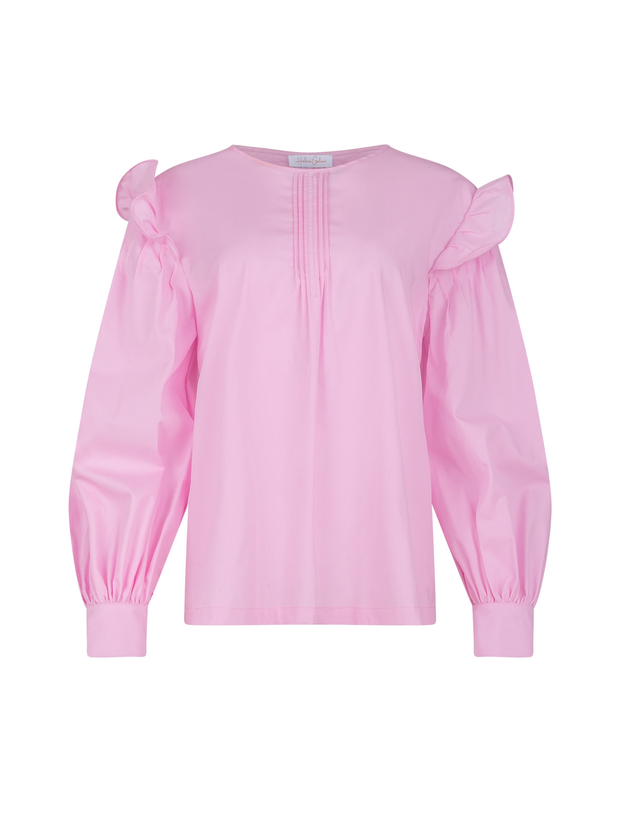 Hochgeschlossene Bluse aus Baumwolle mit weiten Bischofsärmel und Volant-Detail an der Schulternaht, sowie feinen Biesen an der Schulter, wie auch Biesen am Kragen auf der Vorderseite. Aus nachhaltiger Baumwolle gefertigt.