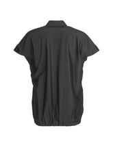 Bluse aus 100% feiner Baumwolle, kleinem Stehkragen, verkürzter Knopfleiste und einem elastischem Bund am Saumende