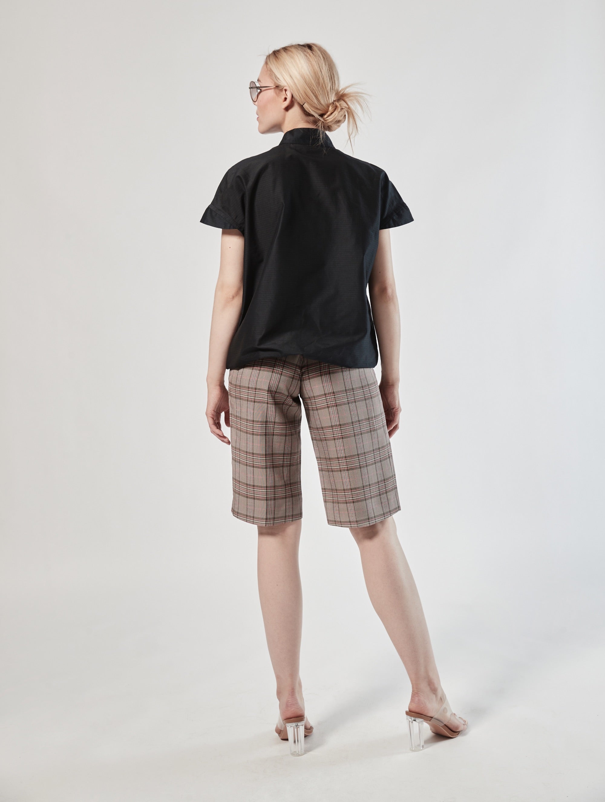 Bluse aus 100% feiner Baumwolle, kleinem Stehkragen, verkürzter Knopfleiste und einem elastischem Bund am Saumende