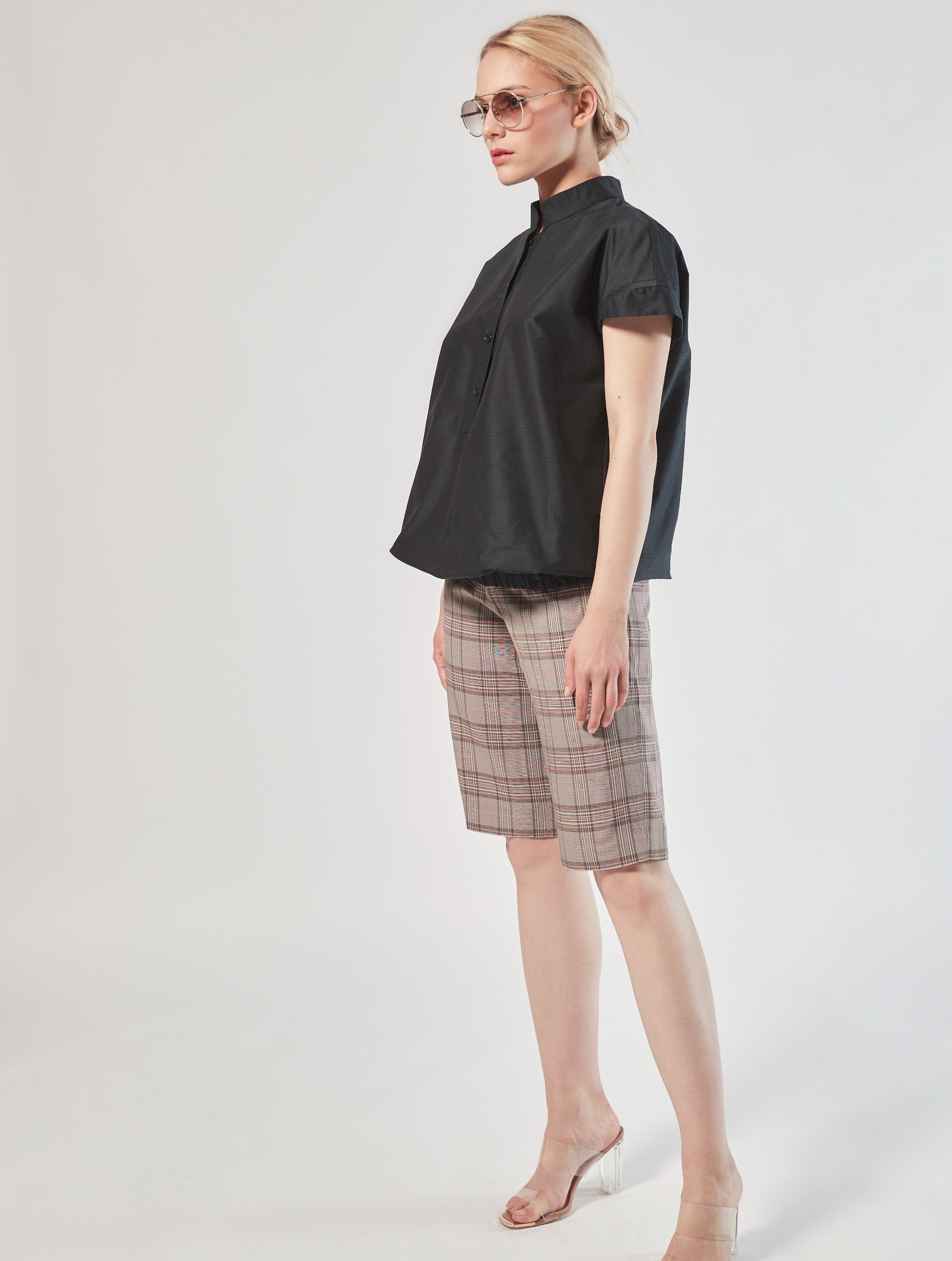 Bluse aus 100% feiner Baumwolle, kleinem Stehkragen, verkürzter Knopfleiste und einem elastischem Bund am Saumende