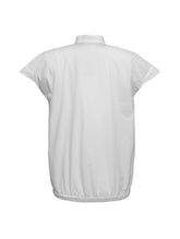 Bluse aus 100% feiner Baumwolle, kleinem Stehkragen, verkürzter Knopfleiste und einem elastischem Bund am Saumende