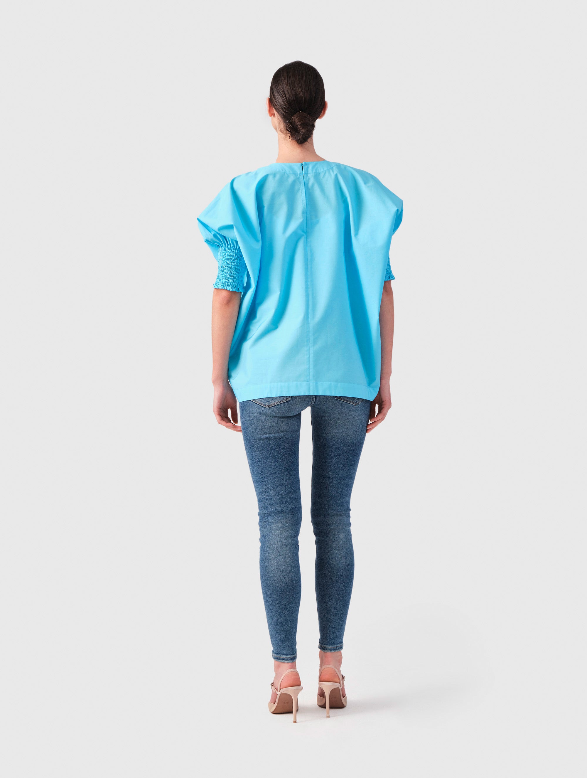 Locker sitzende Bluse mit elastischen Bündchen an den Ärmelenden.