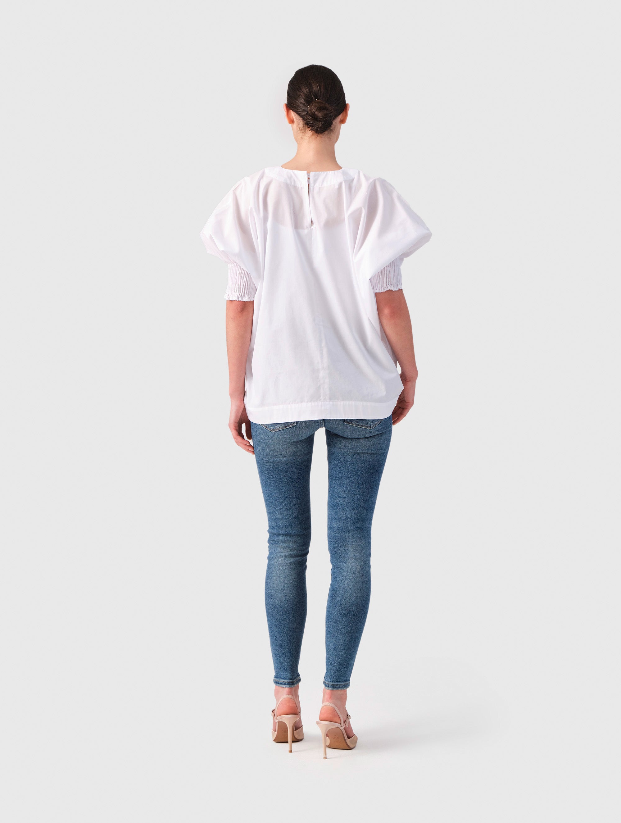 Locker sitzende Bluse mit elastischen Bündchen an den Ärmelenden.
