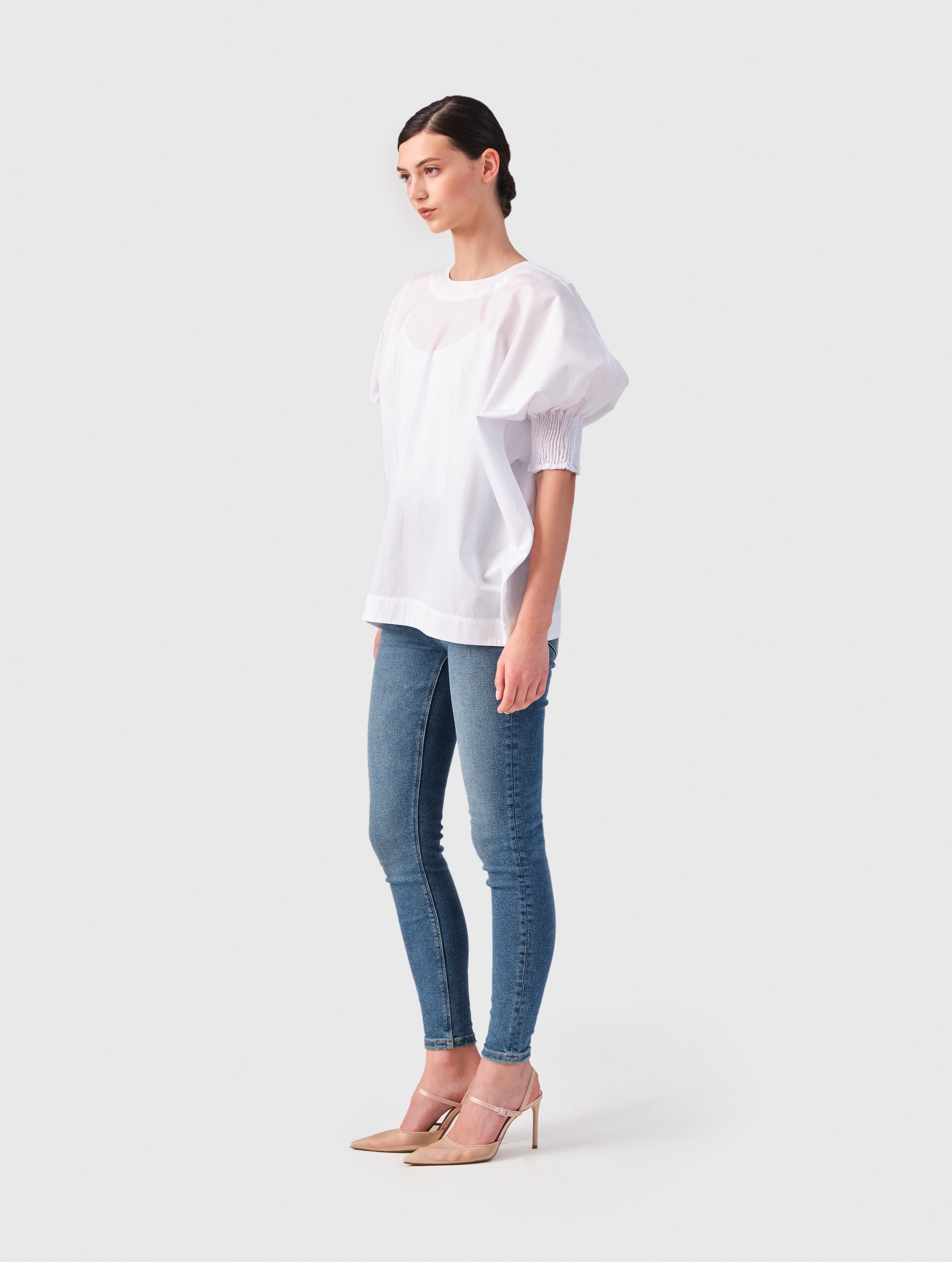 Locker sitzende Bluse mit elastischen Bündchen an den Ärmelenden.