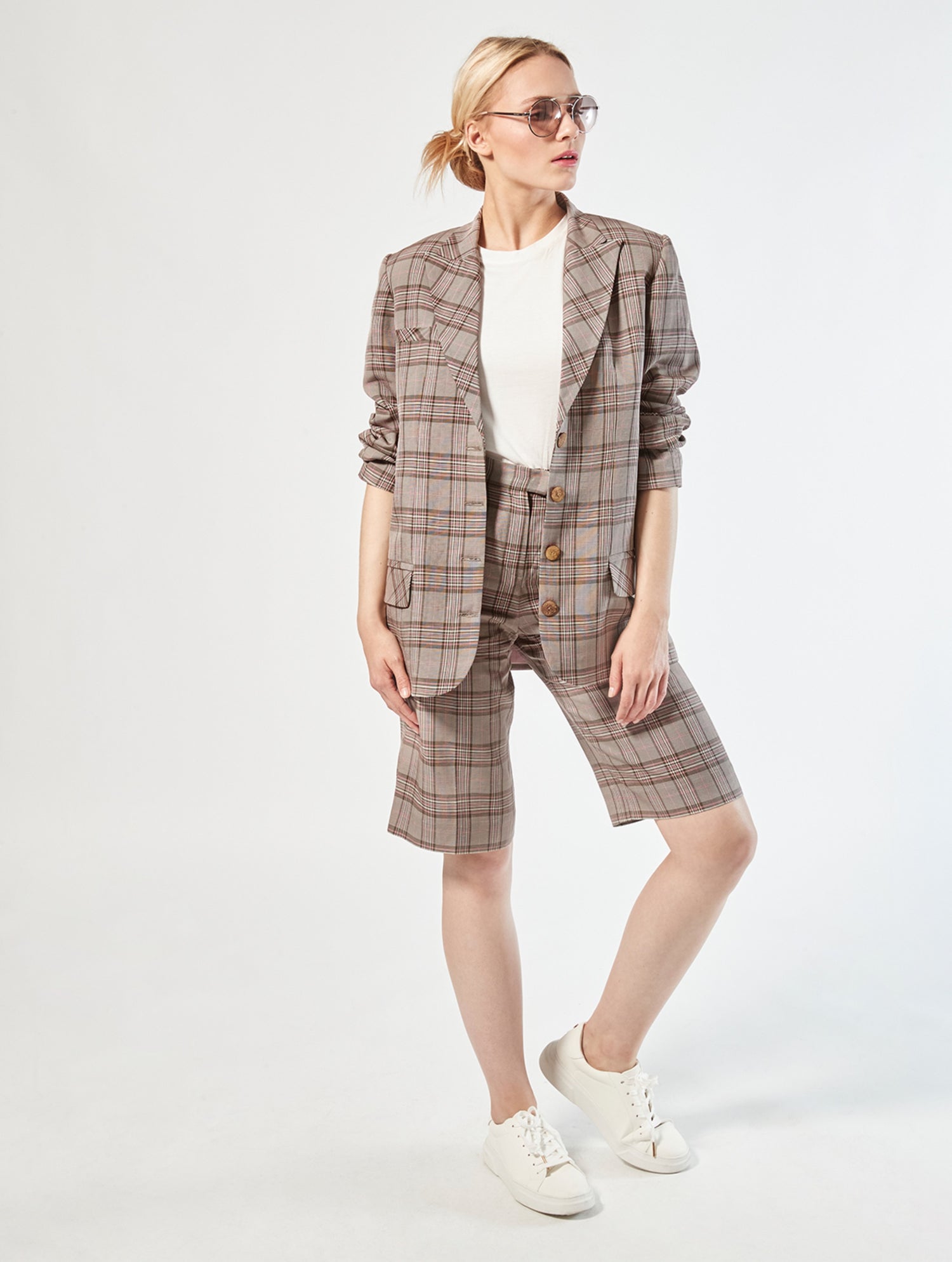 Bermuda aus weichem Viskose-Leinen-Mix in elegantem High-Waist Schnitt, seitlichen Eingriffstaschen und langen Abnähern auf der Vorderseite