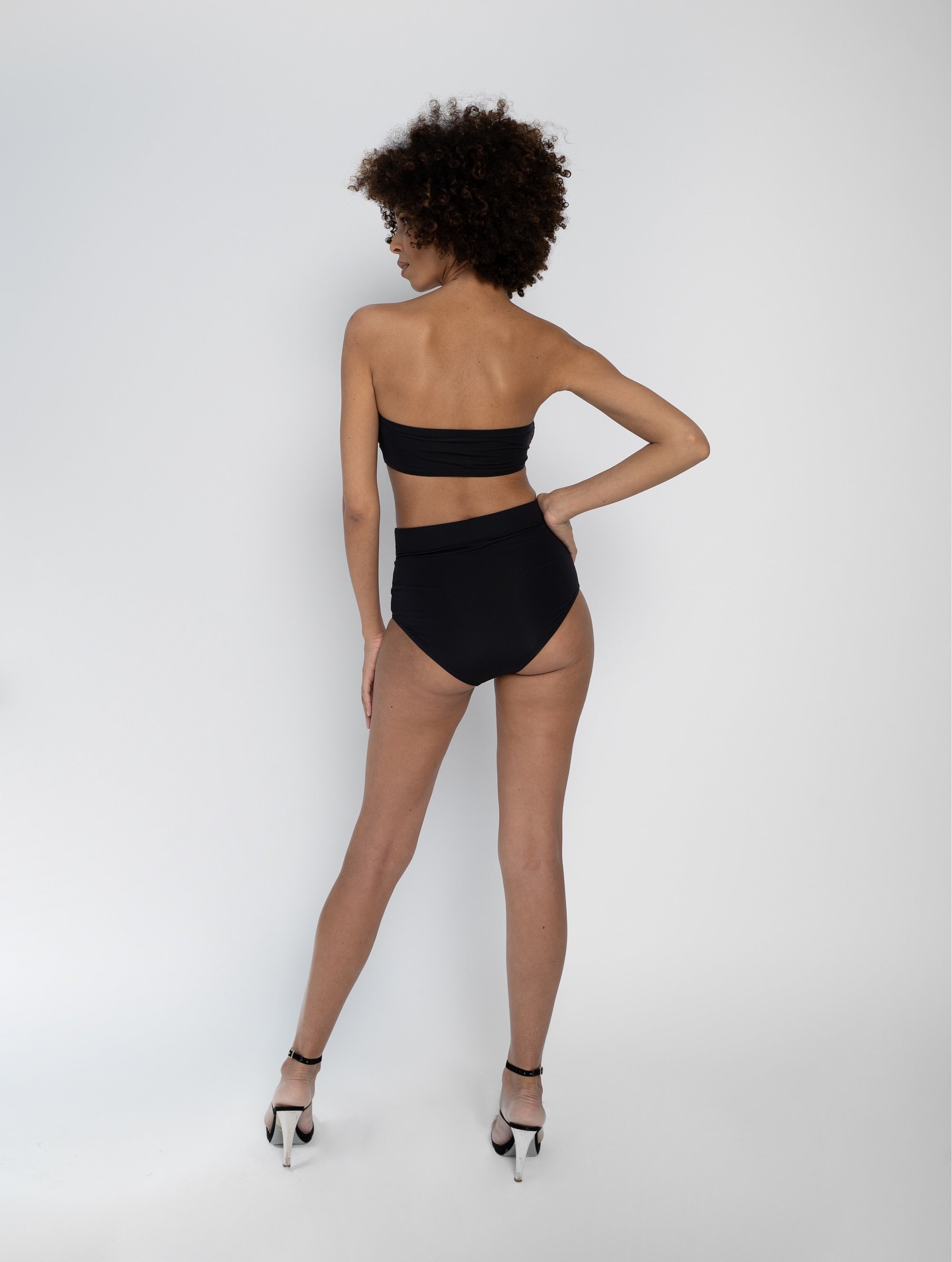 Schwarzer Bandeau Bikini mit hohem Taillienhöschen aus recyceltem Lycra