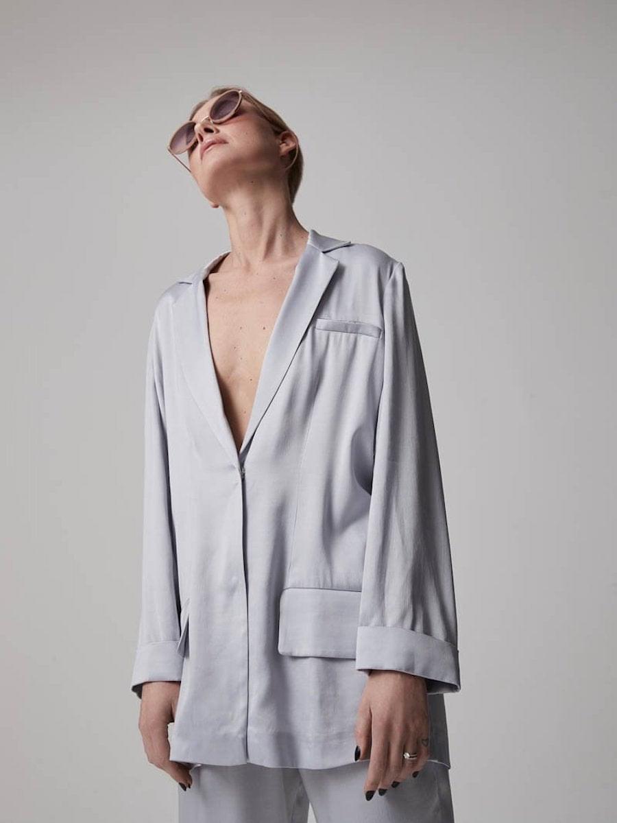 Locker geschnittener Blazer aus fließendem Cupro Stoff, aufgesetzten Taschen und hohem Schlitz am Rücken