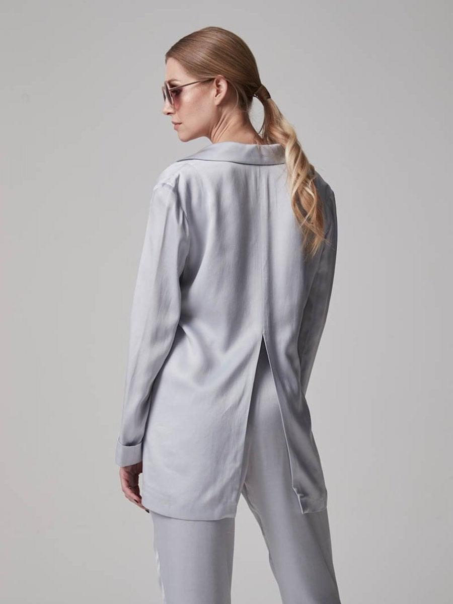 Locker geschnittener Blazer aus fließendem Cupro Stoff, aufgesetzten Taschen und hohem Schlitz am Rücken