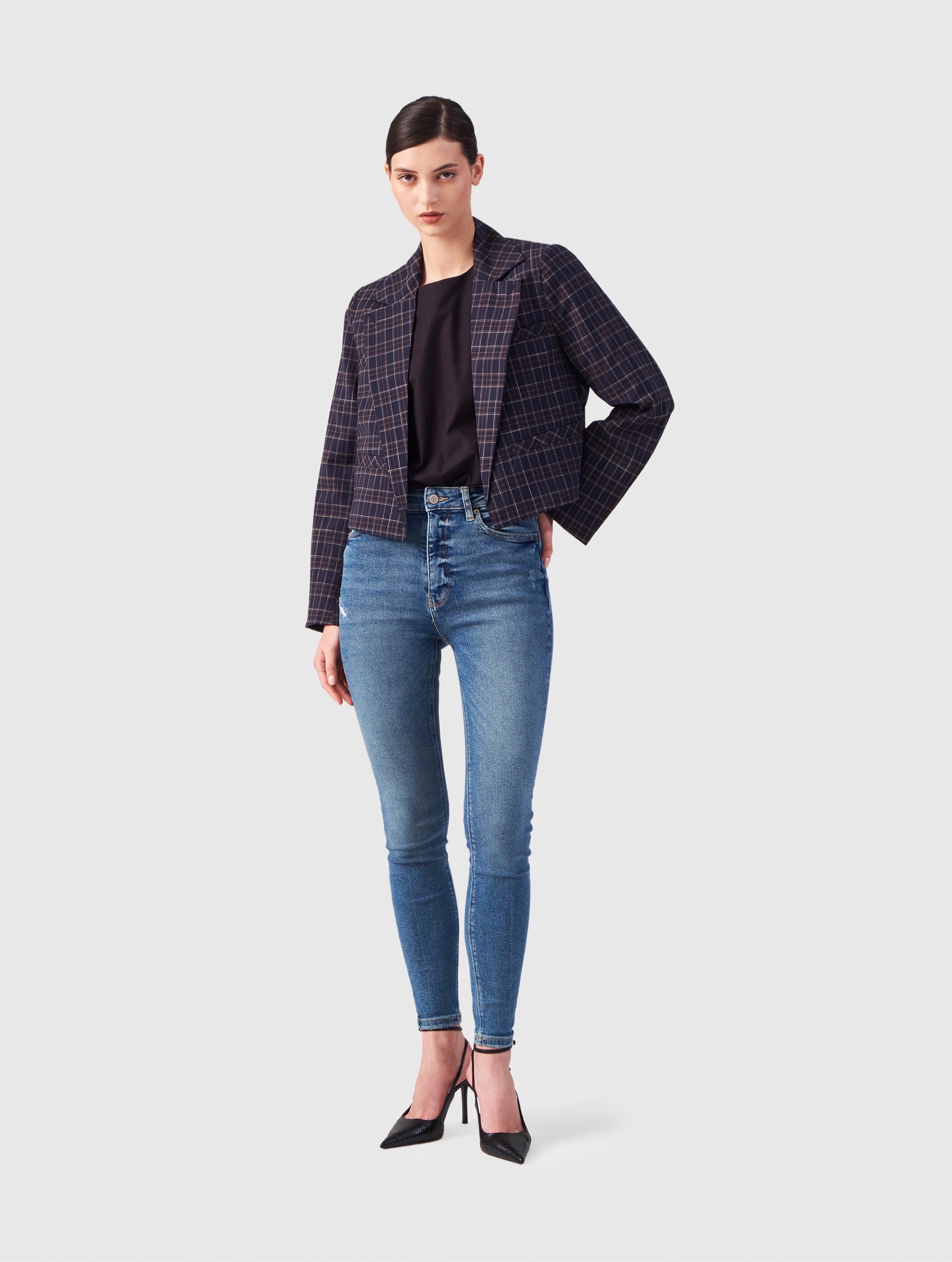 Kurze Blazerjacke Hager mit geradem Schnitt aus 100% Merinowolle von Helene Galwas