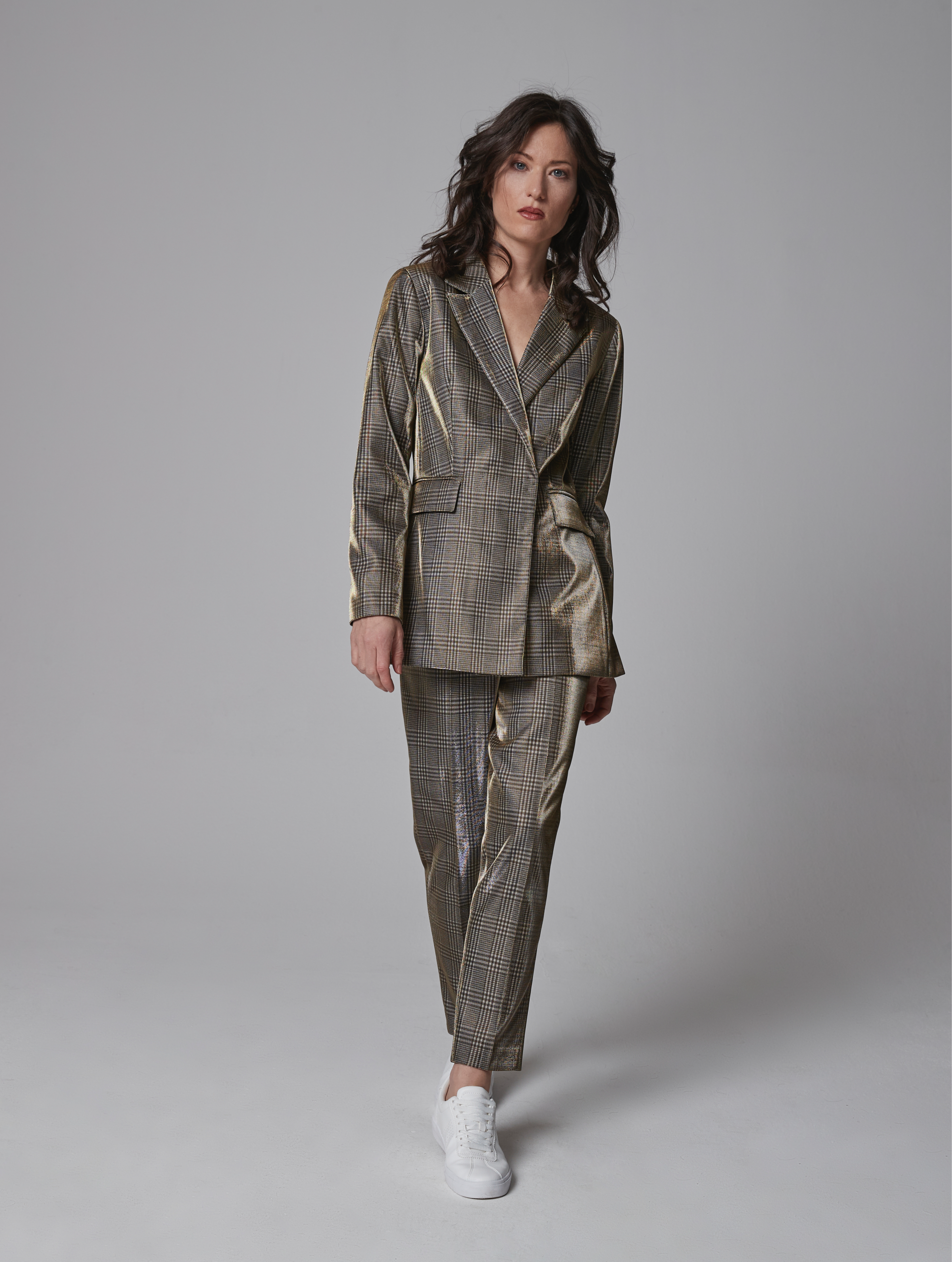 Blazer aus einer abgetragenen Tartanbahn gefertigt, beschichtet mit einem speziellen glänzenden Lurex-Material, sowie 2 Schlitzen an der Rückseite