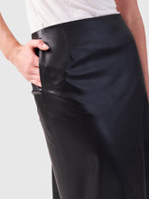 Maxi-Bleistiftrock mit versteckten Seitennahttaschen und einem langen Schlitz auf der Rückseite. Dieses Modell ist Teil unserer REBORN-Kollektion und steht für unsere "Zero-Waste-Politik".