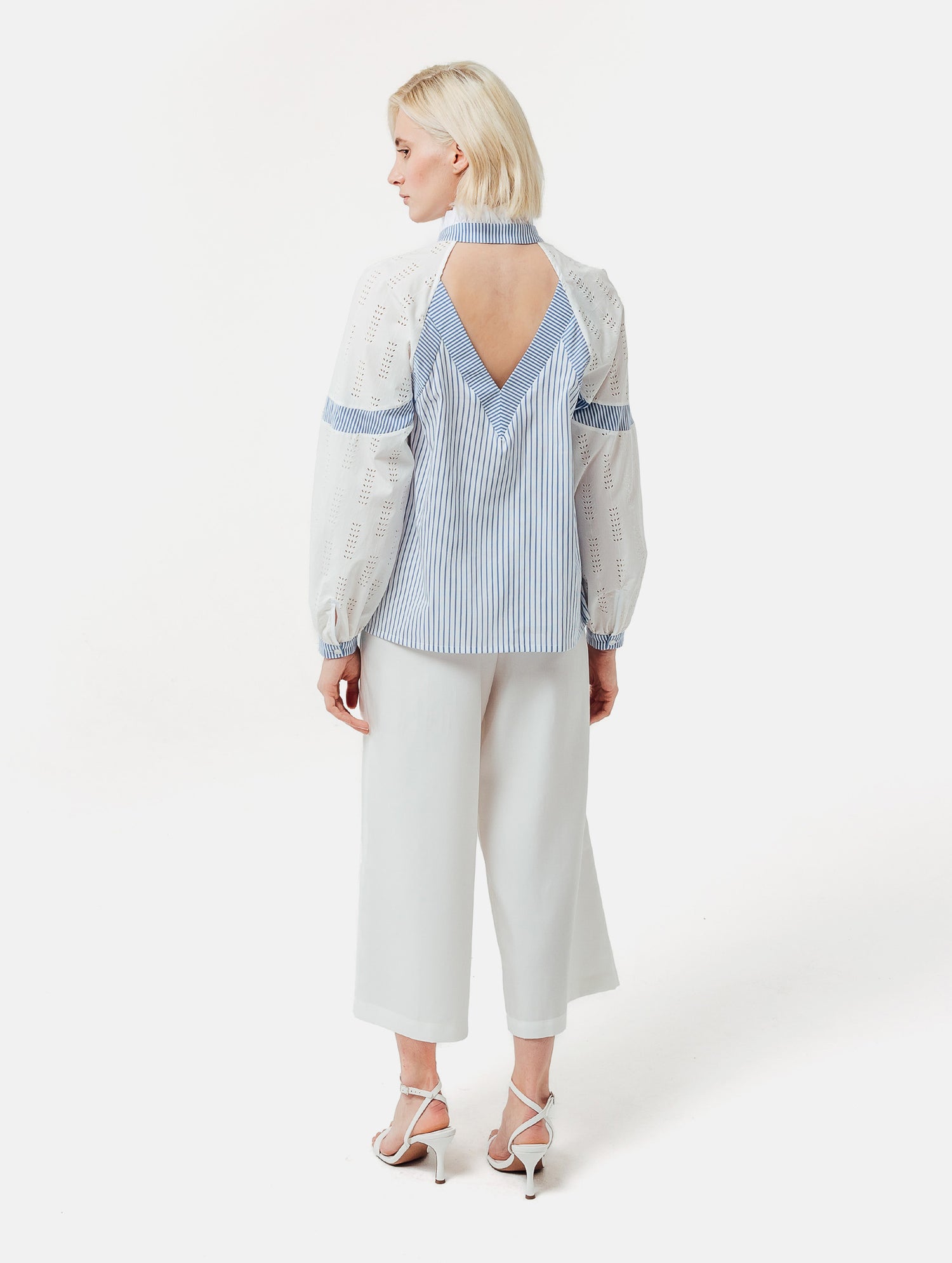 Gerade geschnittene Bluse mit nachhaltigem Design. Hergestellt aus Baumwollstoffen mit verschiedenen Streifen.