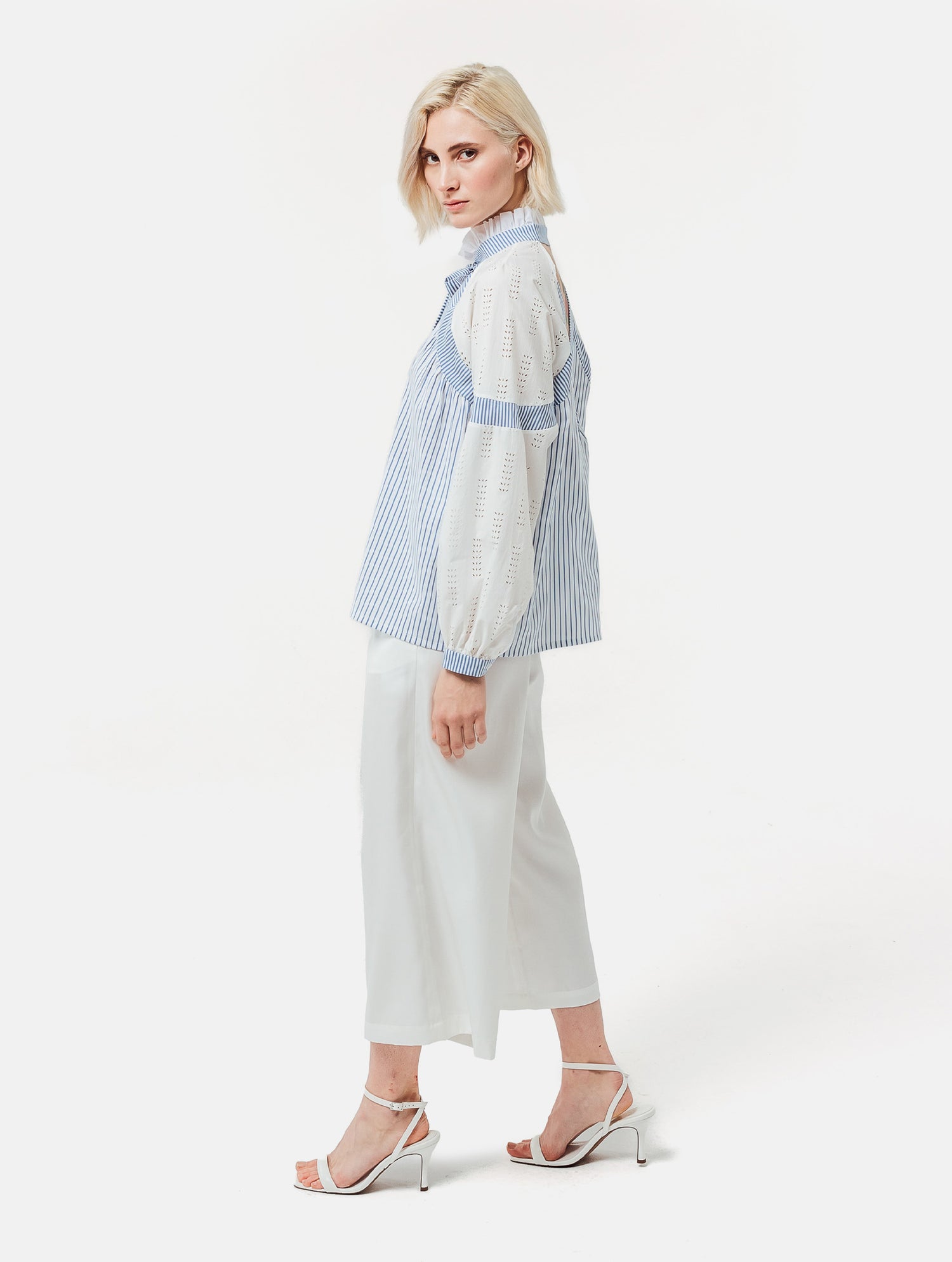 Gerade geschnittene Bluse mit nachhaltigem Design. Hergestellt aus Baumwollstoffen mit verschiedenen Streifen.