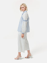 Gerade geschnittene Bluse mit nachhaltigem Design. Hergestellt aus Baumwollstoffen mit verschiedenen Streifen.