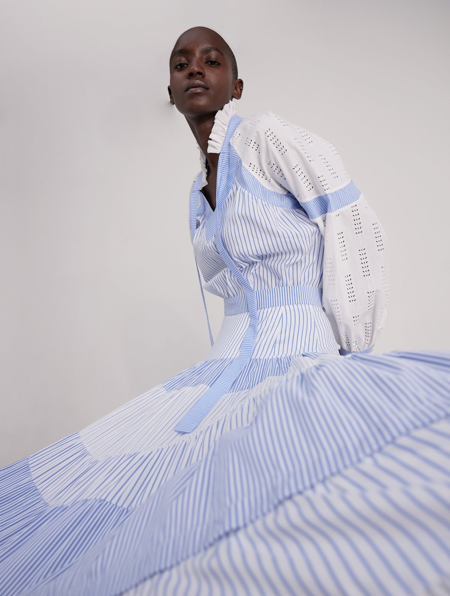 Gerade geschnittene Bluse mit nachhaltigem Design. Hergestellt aus Baumwollstoffen mit verschiedenen Streifen.