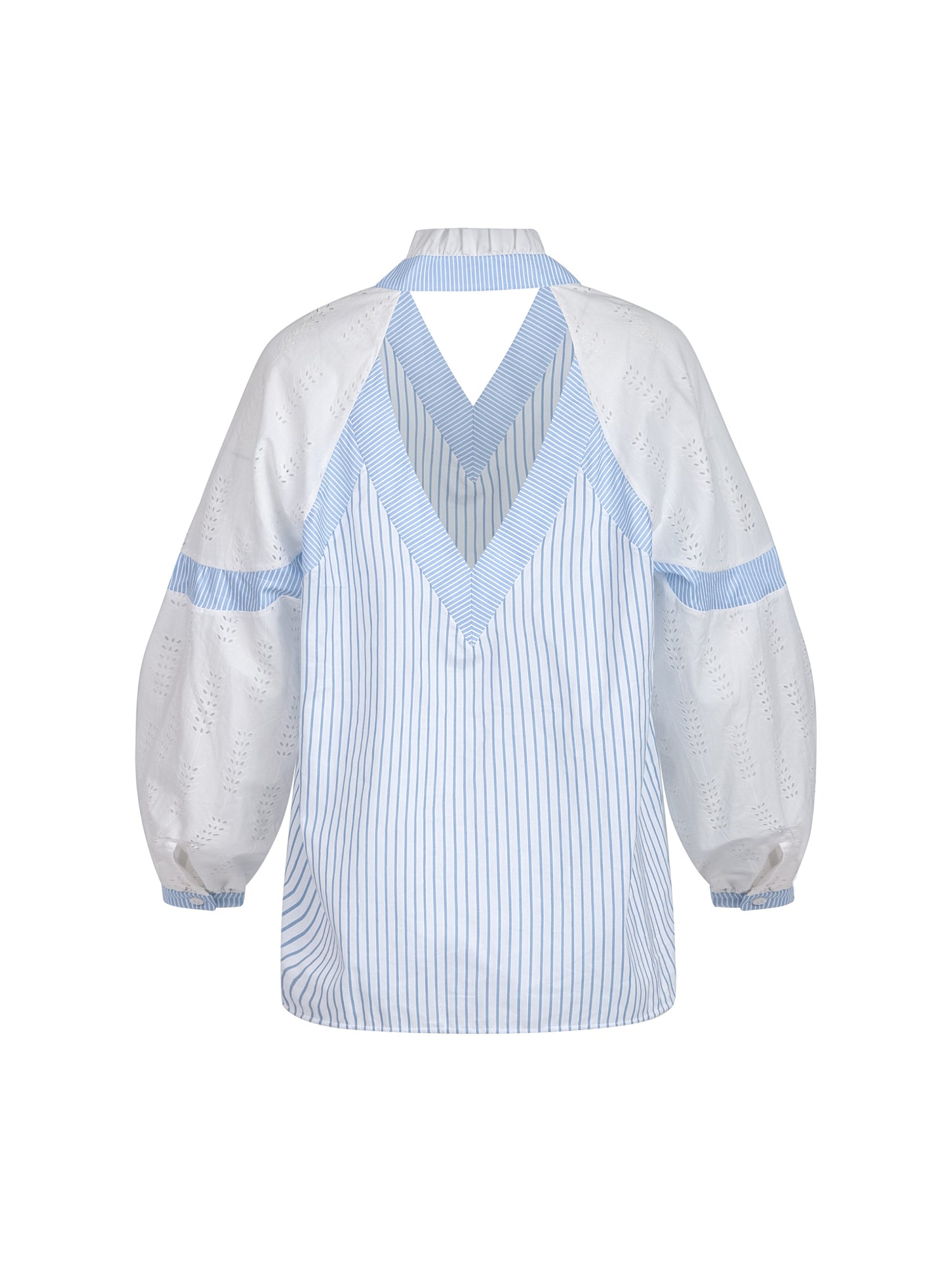 Gerade geschnittene Bluse mit nachhaltigem Design. Hergestellt aus Baumwollstoffen mit verschiedenen Streifen.