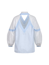 Gerade geschnittene Bluse mit nachhaltigem Design. Hergestellt aus Baumwollstoffen mit verschiedenen Streifen.