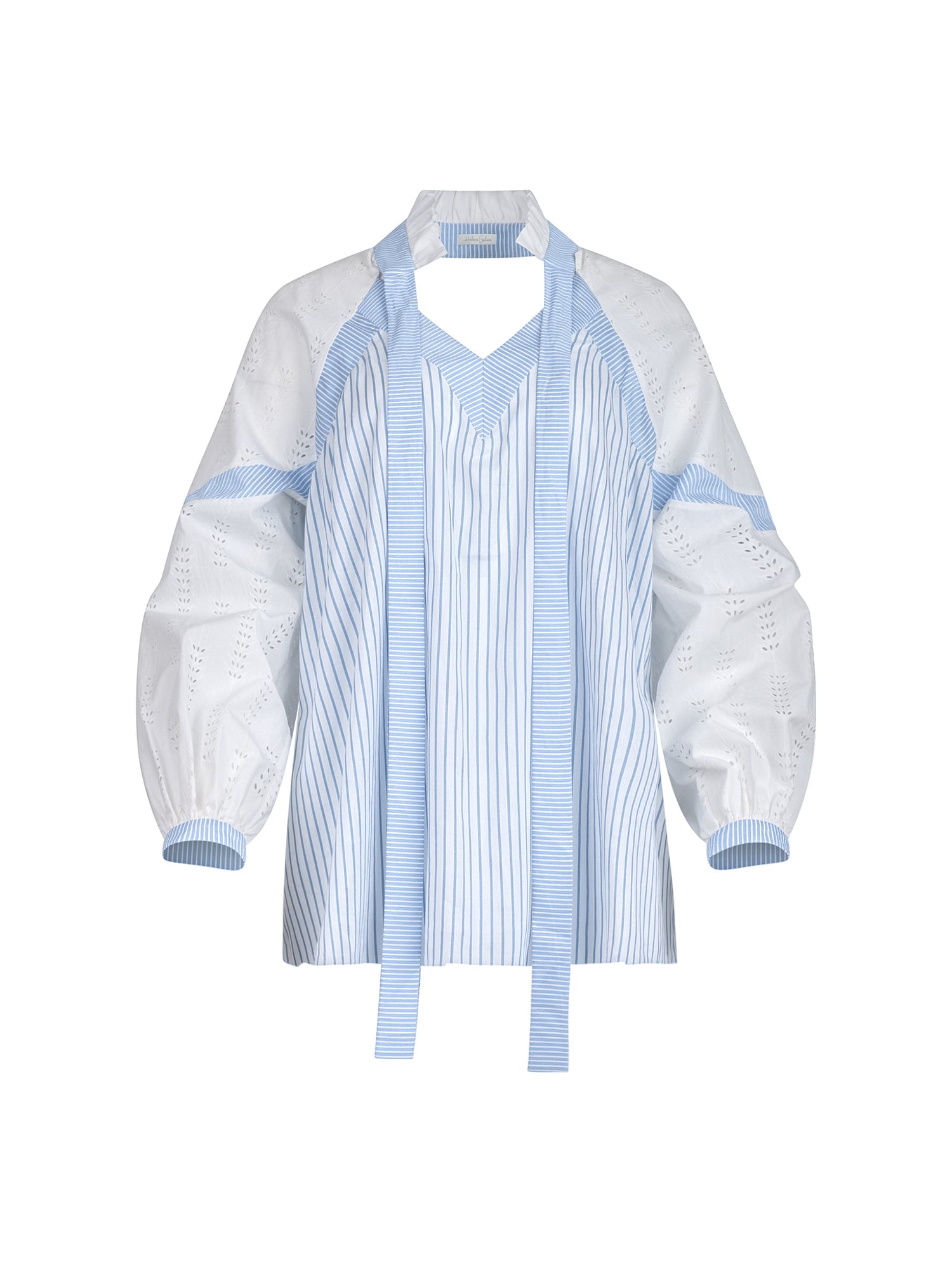 Gerade geschnittene Bluse mit nachhaltigem Design. Hergestellt aus Baumwollstoffen mit verschiedenen Streifen.