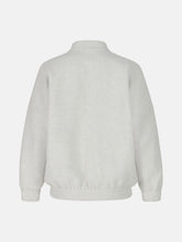 Wendbare Blousonjacke aus hochwertiger Merinowolle mit Stehkragen, Bündchen an den Ärmelenden und am Saumende, sowie seitlichen Leistentaschen auf der helleren Seite und großen aufgesetzten Taschen auf der dunkleren Seite. Dieses Modell ist Teil unserer REBORN-Linie und steht für unsere "Zero-Waste-Politik", da mit Stoff aus Altbestand gefertigt.