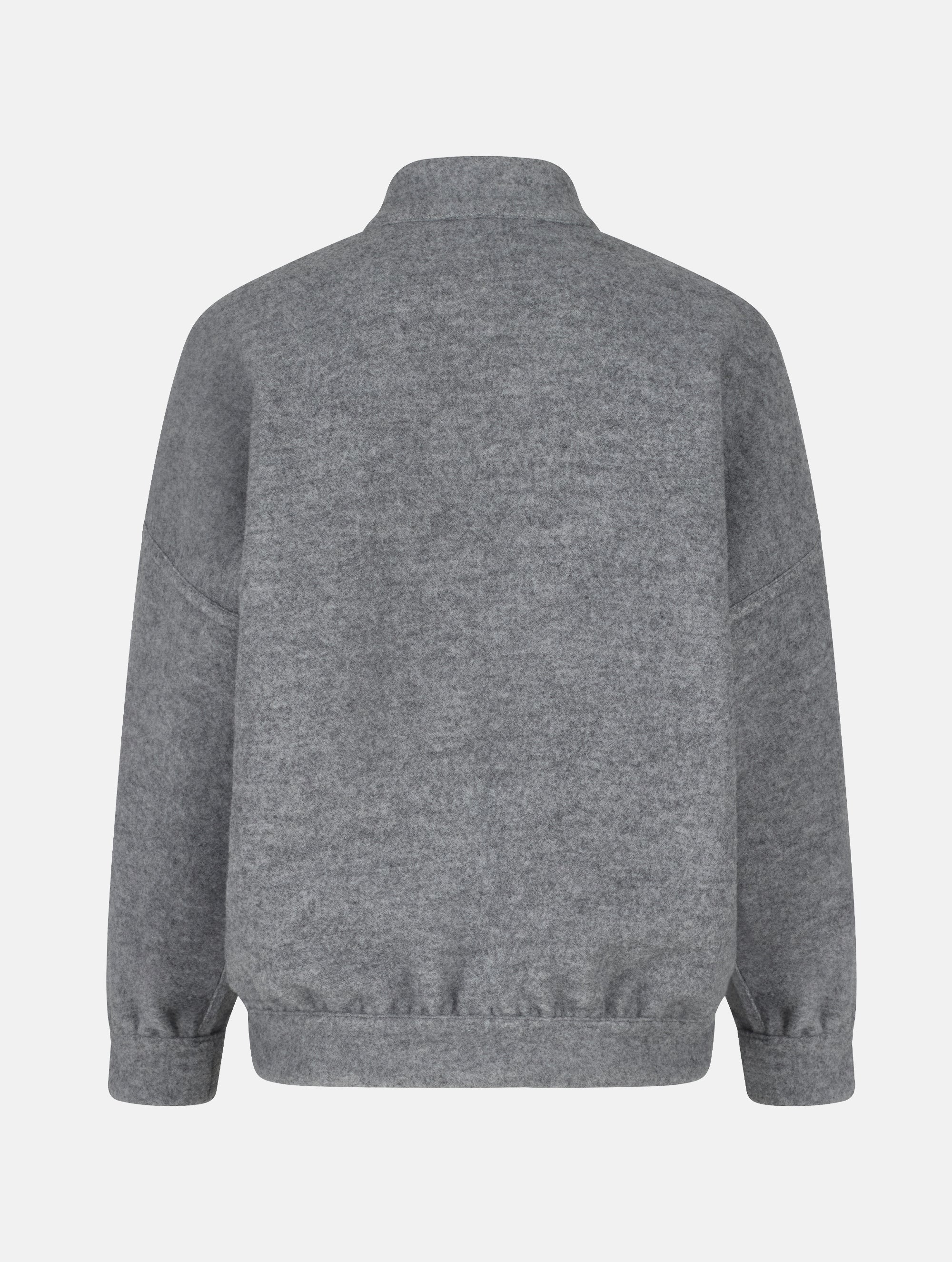 Wendbare Blousonjacke aus hochwertiger Merinowolle mit Stehkragen, Bündchen an den Ärmelenden und am Saumende, sowie seitlichen Leistentaschen auf der helleren Seite und großen aufgesetzten Taschen auf der dunkleren Seite. Dieses Modell ist Teil unserer REBORN-Linie und steht für unsere "Zero-Waste-Politik", da mit Stoff aus Altbestand gefertigt.