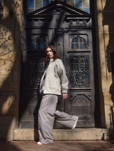 Wendbare Blousonjacke aus hochwertiger Merinowolle mit Stehkragen, Bündchen an den Ärmelenden und am Saumende, sowie seitlichen Leistentaschen auf der helleren Seite und großen aufgesetzten Taschen auf der dunkleren Seite. Dieses Modell ist Teil unserer REBORN-Linie und steht für unsere "Zero-Waste-Politik", da mit Stoff aus Altbestand gefertigt.