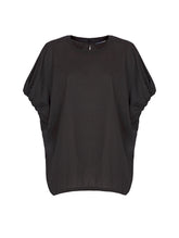 Schwarze, weite Bluse mit kurzen Rüschenärmeln aus Biobaumwolle