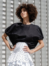 Schwarze, weite Bluse mit kurzen Rüschenärmeln aus Biobaumwolle