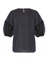 Schwarze Bluse mit Rundhalsausschnitt, Organza-Ärmeln, Seitenschlitzen und versteckten Seitentaschen