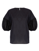 Schwarze Bluse mit Rundhalsausschnitt, Organza-Ärmeln, Seitenschlitzen und versteckten Seitentaschen