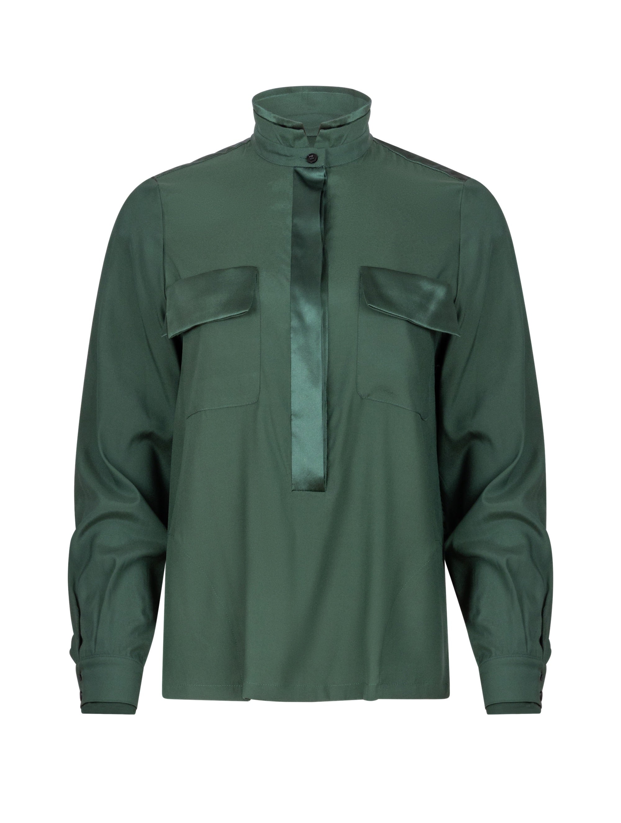 Bluse mit Stehkragen ist ein elegantes und vielseitiges Kleidungsstück, das schick und bequem zugleich ist. Aus hochwertiger Seide gefertigt, ist sie angenehm zu tragen und hat einen luxuriösen Look. BRITTARE“ stammt aus unserer ‚Reborn‘-Kollektion, in der wir Artikeln neues Leben einhauchen, indem wir sie modifizieren