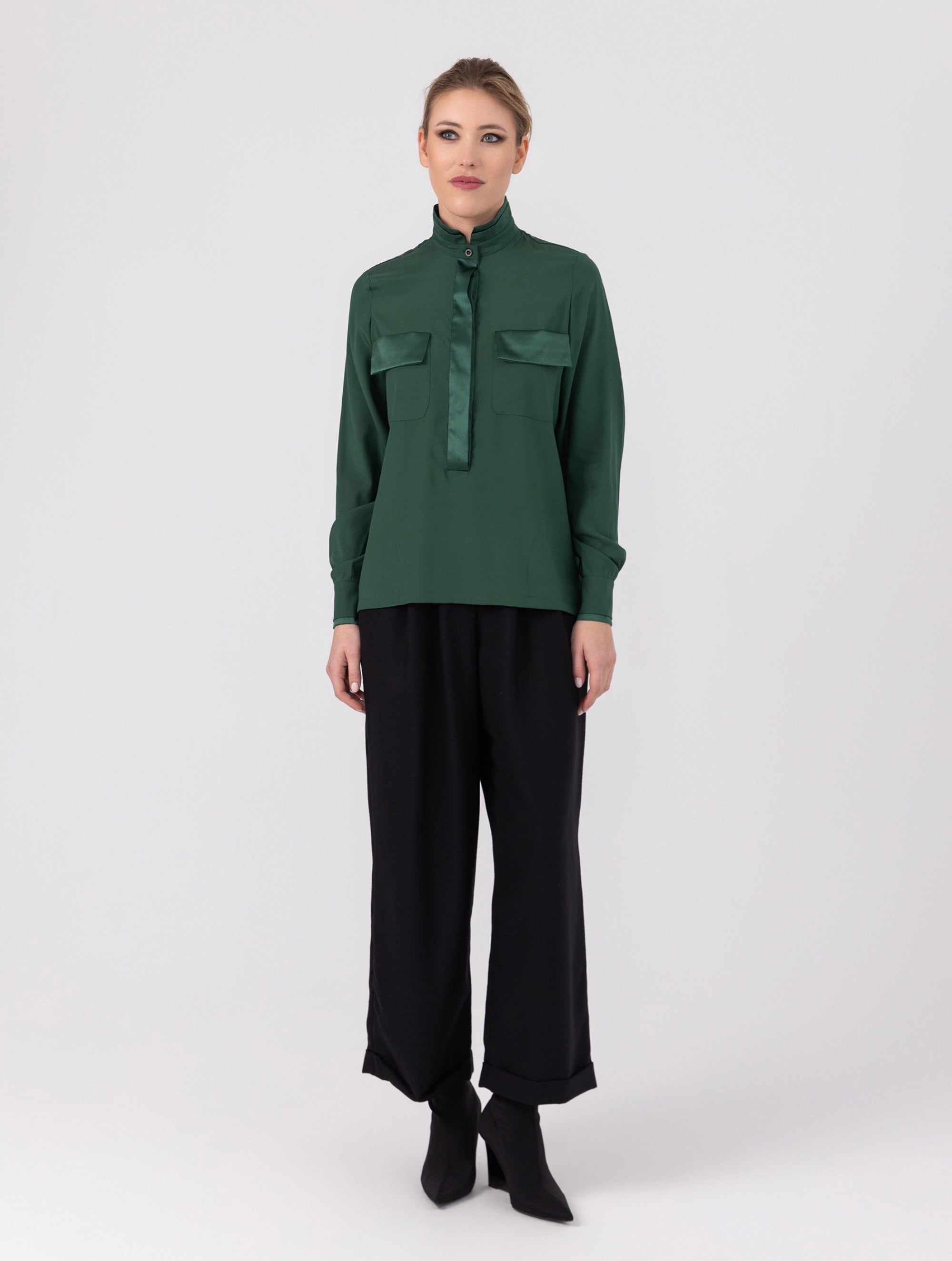 Bluse mit Stehkragen ist ein elegantes und vielseitiges Kleidungsstück, das schick und bequem zugleich ist. Aus hochwertiger Seide gefertigt, ist sie angenehm zu tragen und hat einen luxuriösen Look. BRITTARE“ stammt aus unserer ‚Reborn‘-Kollektion, in der wir Artikeln neues Leben einhauchen, indem wir sie modifizieren