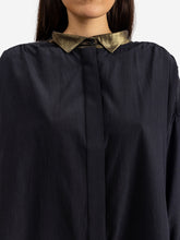 Die weite Seiden-Baumwoll-Bluse hat integrierte Seideneinsätze mit Lurex an Kragen, Schultern, Rücken von Helene Galwas