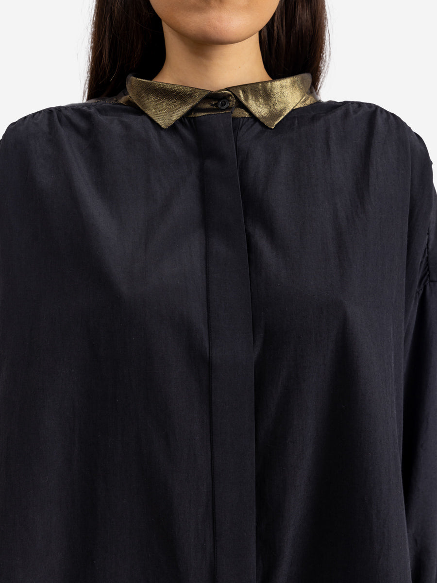 Die weite Seiden-Baumwoll-Bluse hat integrierte Seideneinsätze mit Lurex an Kragen, Schultern, Rücken von Helene Galwas