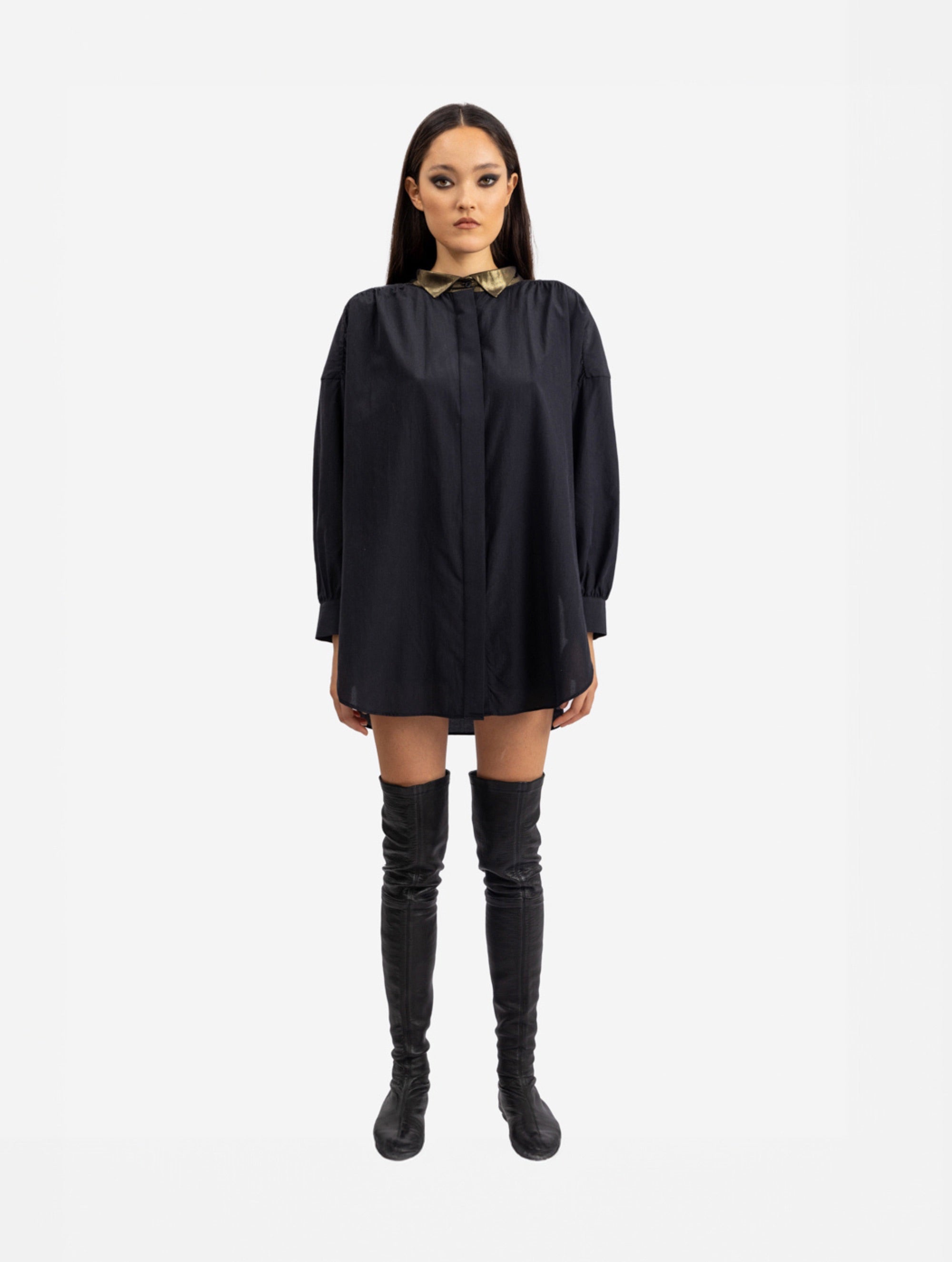 Die weite Seiden-Baumwoll-Bluse hat integrierte Seideneinsätze mit Lurex an Kragen, Schultern, Rücken von Helene Galwas.