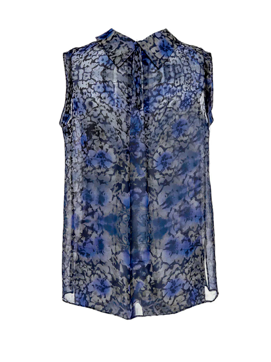Transparente, ärmellose Bluse aus Chiffonseide, hemdkragenverschluss im Nacken und ungesäumte Ärmelkanten.