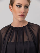 Weite Bluse mit Rundhalsausschnitt, Falten auf der Vorder- und Rückseite und Raglan-Dichterärmeln.    Dieses Modell ist Teil unserer REBORN-Kollektion und steht für unsere "Zero-Waste-Politik".