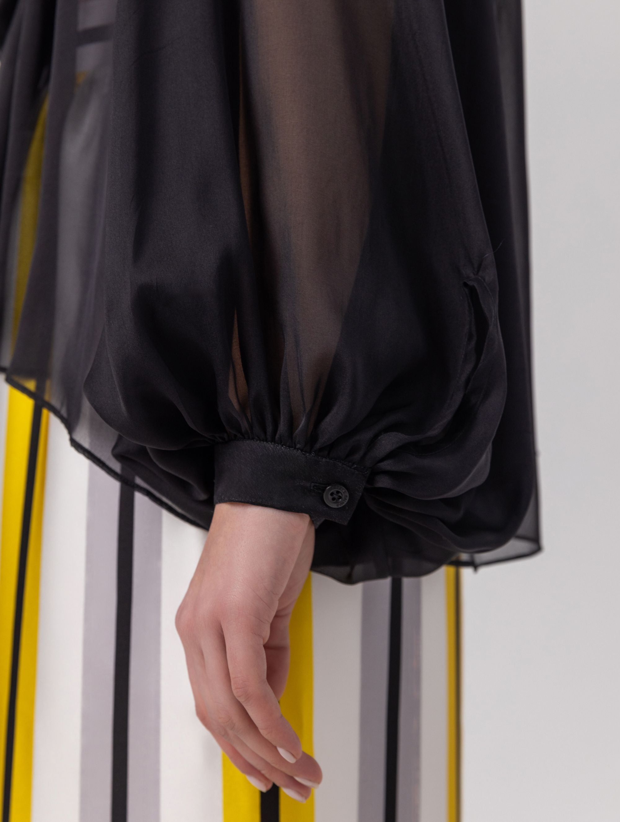 Weite Bluse mit Rundhalsausschnitt, Falten auf der Vorder- und Rückseite und Raglan-Dichterärmeln. Dieses Modell ist Teil unserer REBORN-Kollektion und steht für unsere "Zero-Waste-Politik".
