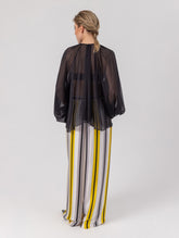 Weite Bluse mit Rundhalsausschnitt, Falten auf der Vorder- und Rückseite und Raglan-Dichterärmeln.    Dieses Modell ist Teil unserer REBORN-Kollektion und steht für unsere "Zero-Waste-Politik".